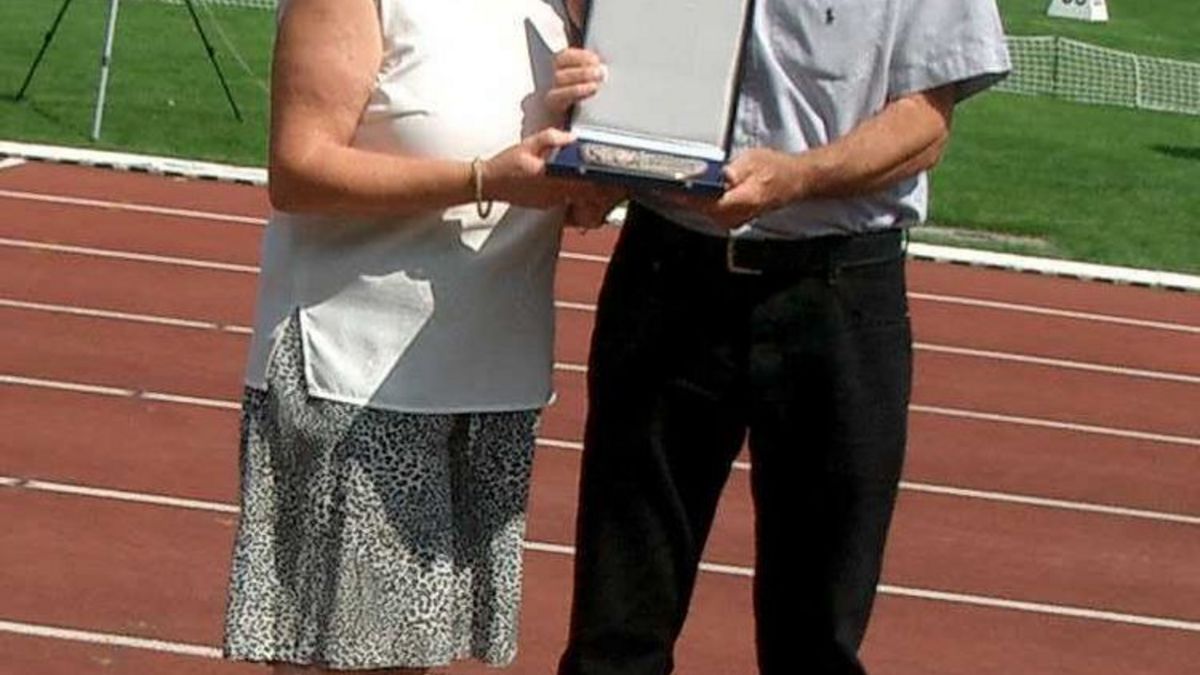 Margret Lehnert mit dem damaligen DLV-Vizepräsidenten Andreas Hein bei der Überreichung des DLV-Ehrenschildes